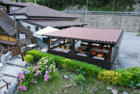giardino e terrazza coperta del Ristorante Pizzeria Moral Lenna