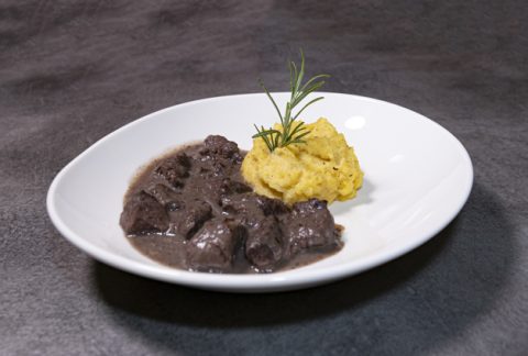 Polenta a bocconcini di cervo