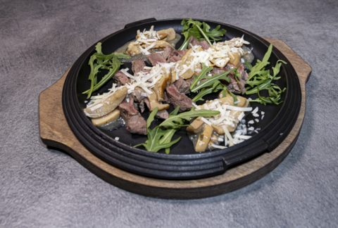 Tagliata rucola grana e funghi
